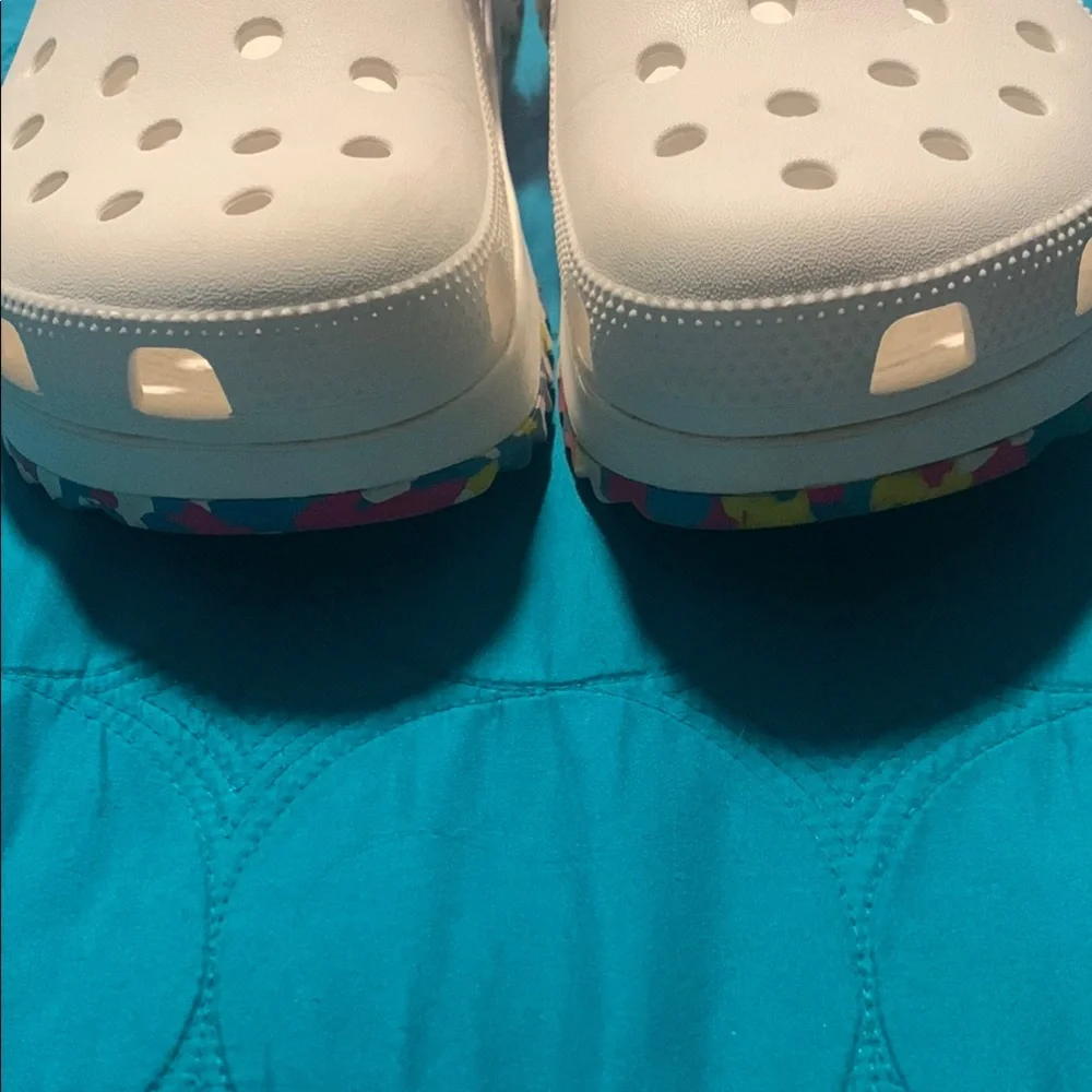 CROCS White and Pink Sandals with Geometric Pattern - Picture 7 of 12
